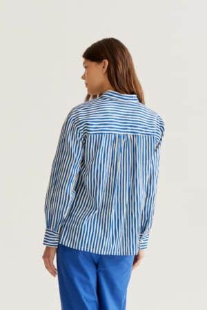 CAMISA CON ESTAMPADO DE RAYAS AZUES