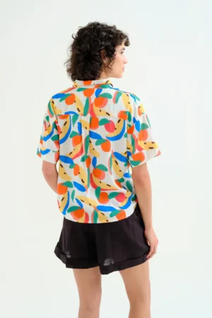 CAMISA CON ESTAMPADO TUTTI FRUTTI