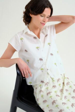 CAMISA CON ESTAMPADO ELEFANTES Y PALMERAS