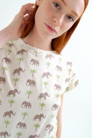 CAMISETA CON ESTAMPADO DE ELEFANTES