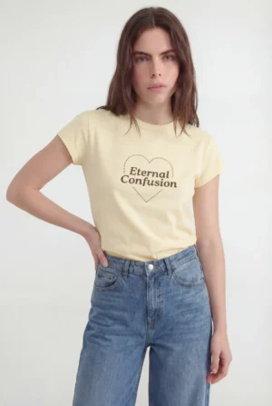 CAMISETA CON ESTAMPADO CORAZON CON FRASE