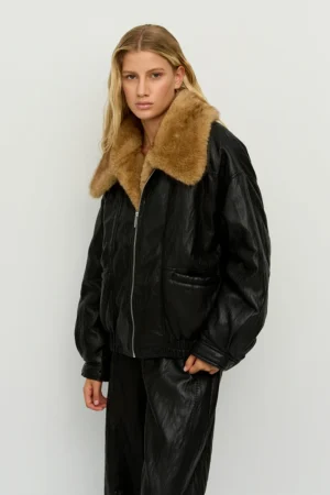 CHAQUETA CON CAPUCHA DE PELO