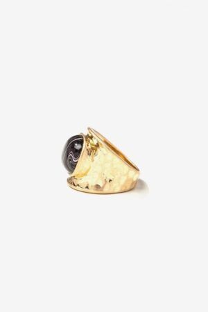 ANILLO CON PIEDRA CON TONOS NEGRO