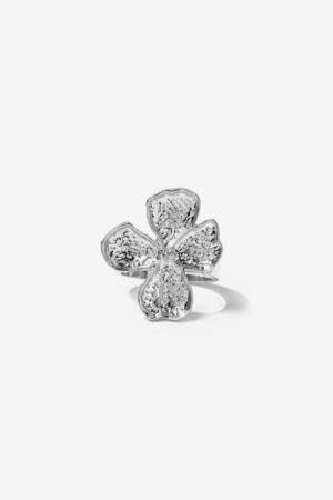 ANILLO CON SILUETA DE FLOR PLATA