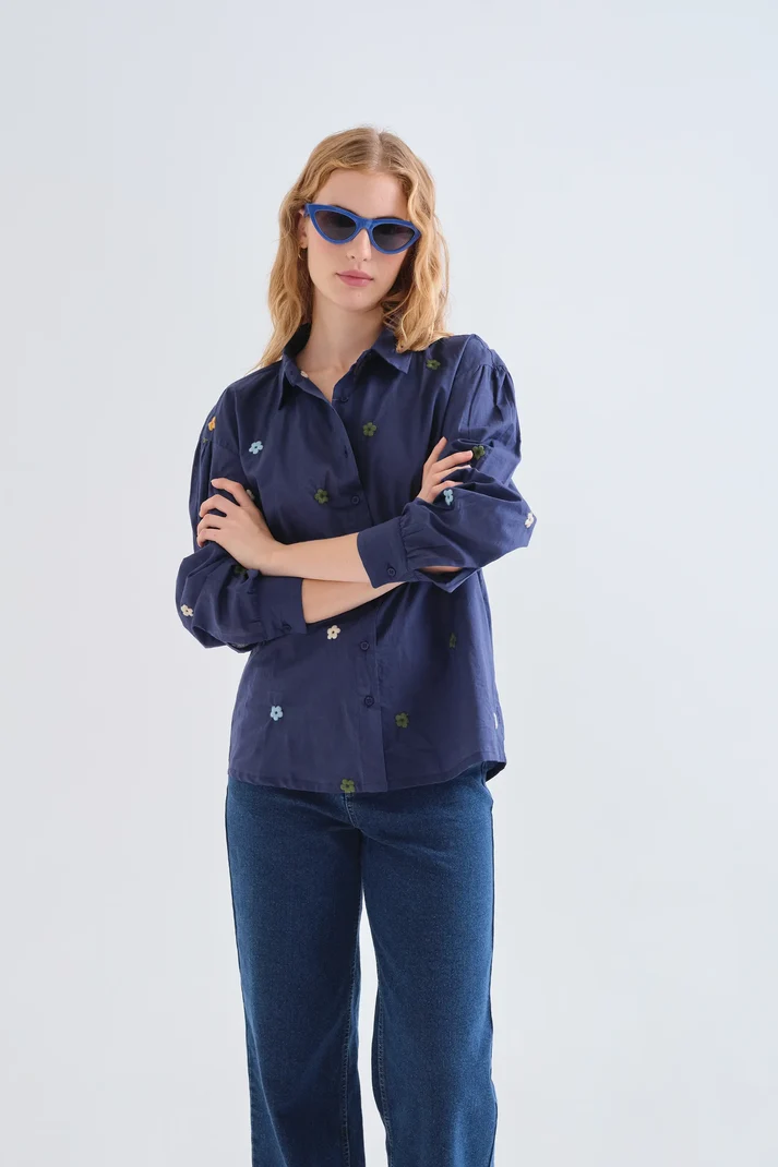 CAMISA 100% ALGODON AZUL MARINO CON BORDADO FLORES - Imagen 5