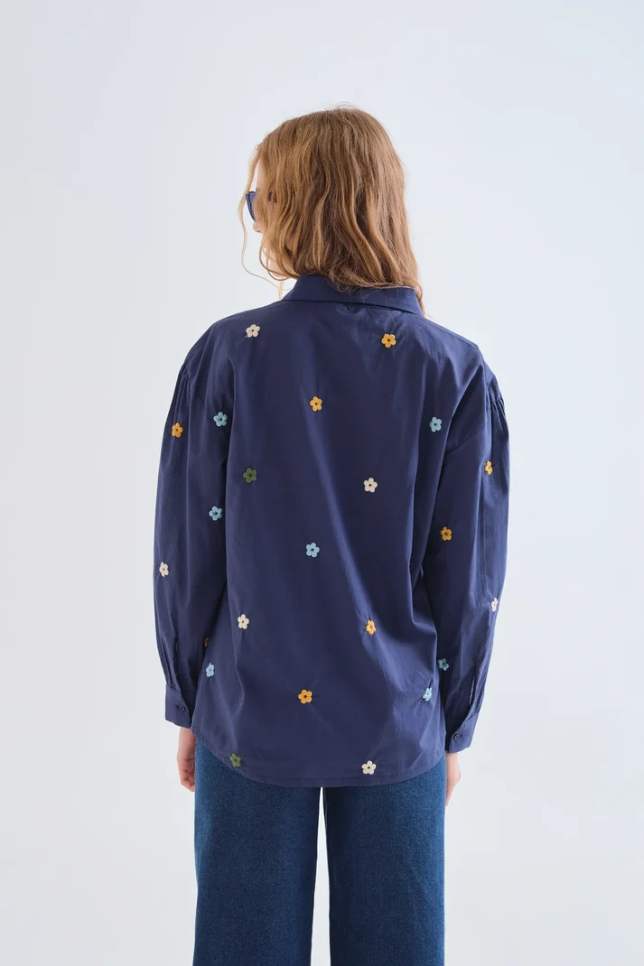 CAMISA 100% ALGODON AZUL MARINO CON BORDADO FLORES - Imagen 4