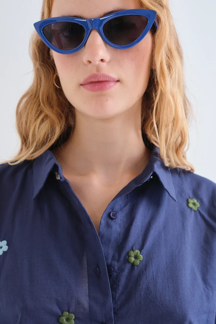 CAMISA 100% ALGODON AZUL MARINO CON BORDADO FLORES - Imagen 3
