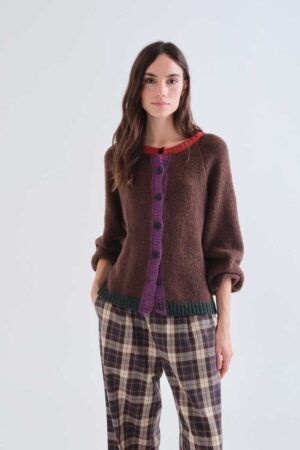 CARDIGAN PUNTO MARRON CON DETALLES MULTICOLOR