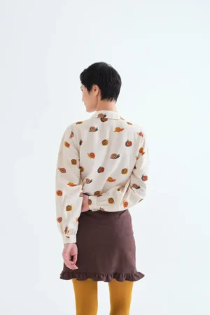 CAMISA CON ESTAMPADO CARACOLES