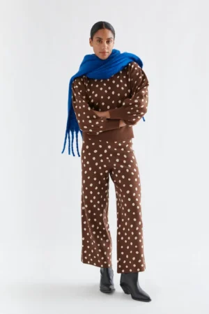 PANTALON CON ESTAMPADO PUNTO MARRON CATAHOULA