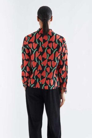 CAMISA CON ESTAMPADO CICLAMEN