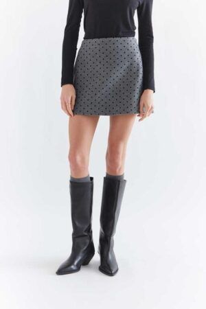 FALDA CORTA GRIS CON PUNTO NEGRO