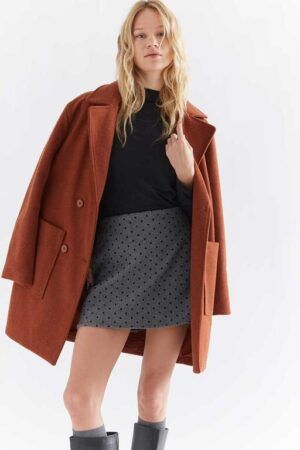 FALDA CORTA GRIS CON PUNTO NEGRO