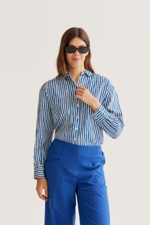 CAMISA CON ESTAMPADO DE RAYAS AZUES