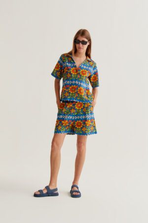 PANTALON CORTO CON ESTAMPADO GARDEN