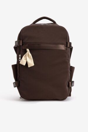 MOCHILA ANCHA CON VARIOS BOLSILLOS